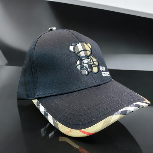 Gorra Burberry Con Osito Bordado - Image 2
