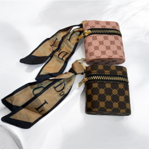 Monedero Cilíndrico Con Estampado Geométrico Y Pañuelo Decorativo