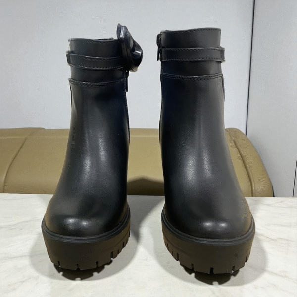 Botin Alto Con Detalle Metálico y Taches - Image 3