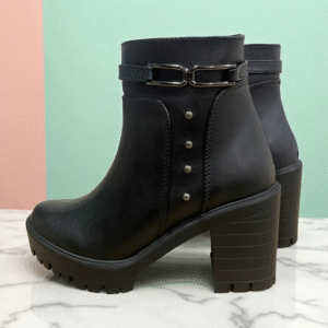 Botin Alto Con Detalle Metálico y Taches