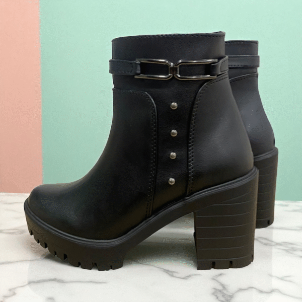 Botin Alto Con Detalle Metálico y Taches