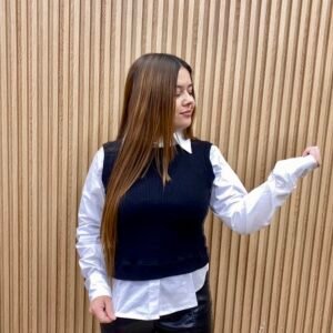 Chaleco Tejido Con Lazo Trasero y Camisera Blanca