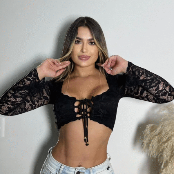 Crop Top de Encaje con Amarre Frontal - Image 3