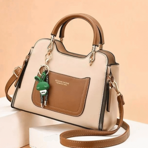 Bolso estructurado bicolor con llavero decorativo - Image 3