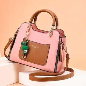 Bolso estructurado bicolor con llavero decorativo