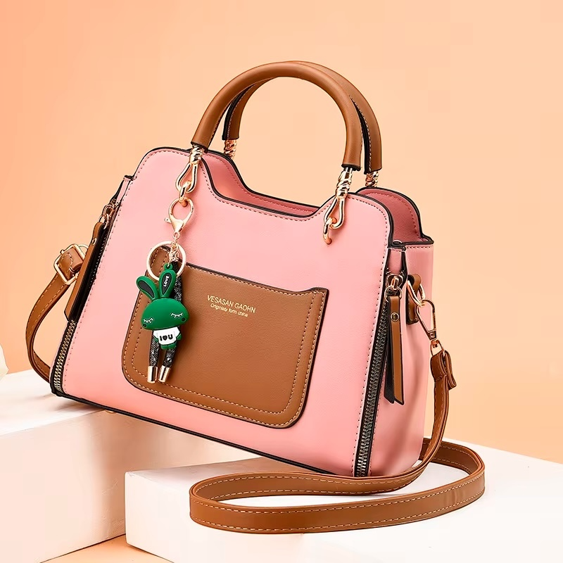 Bolso estructurado bicolor con llavero decorativo