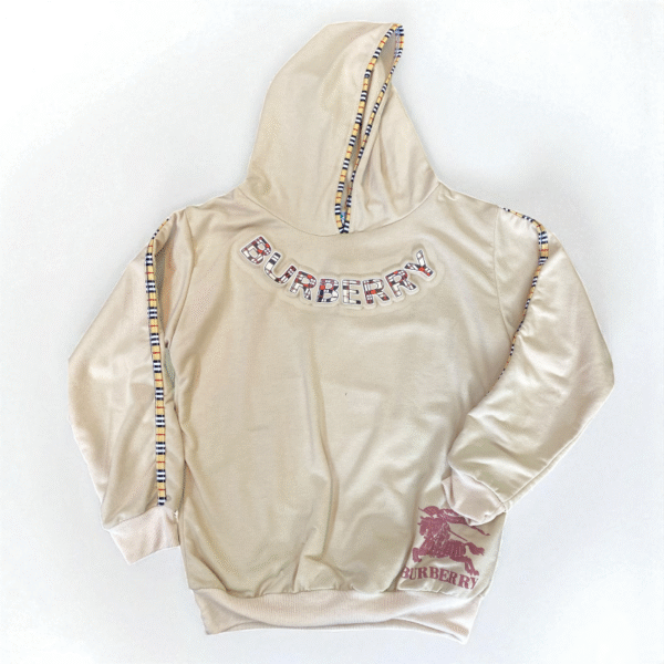 Conjunto Burberry Style Beige – Elegancia Infantil con Capucha - Image 2