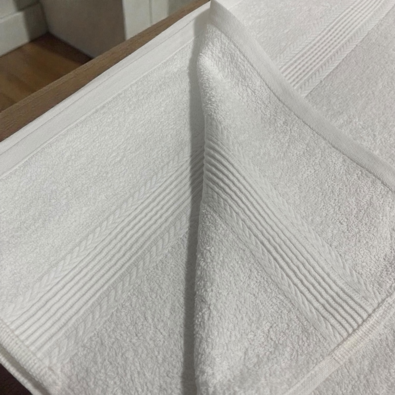 Toalla Blanca Premium 400 g – Suavidad y Absorción (60 x 120 cm) - Image 2