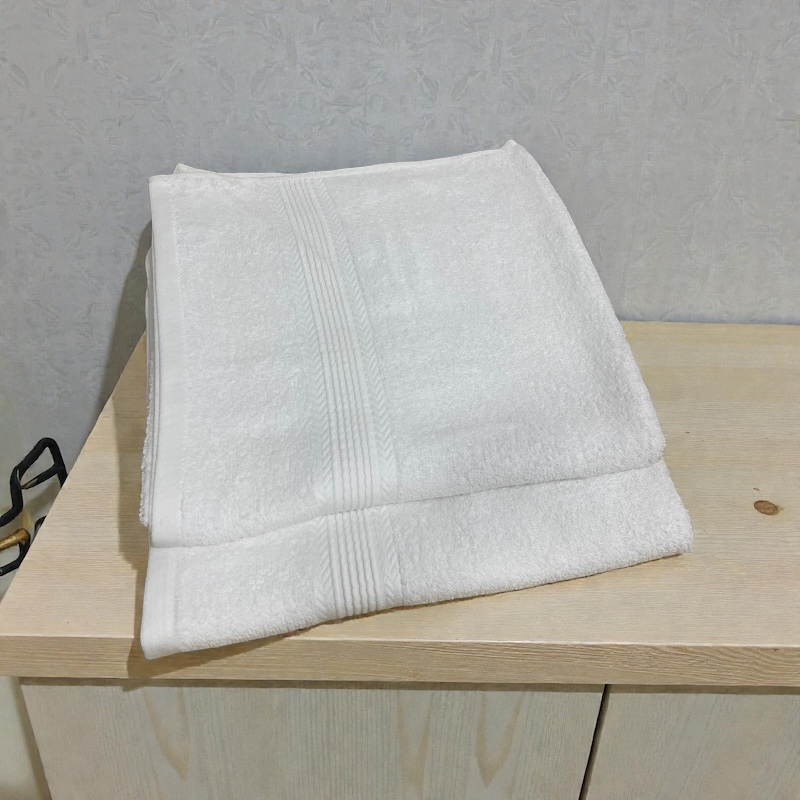 Toalla Blanca Premium 400 g – Suavidad y Absorción (60 x 120 cm) - Image 3