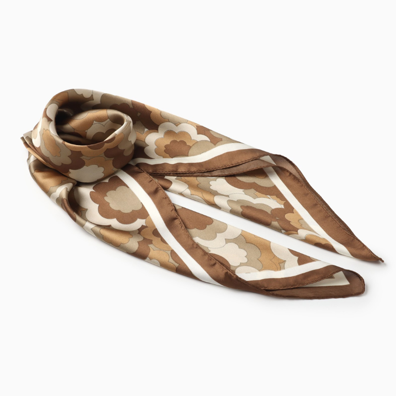 Pañoleta Floral Clásica Café - Image 4