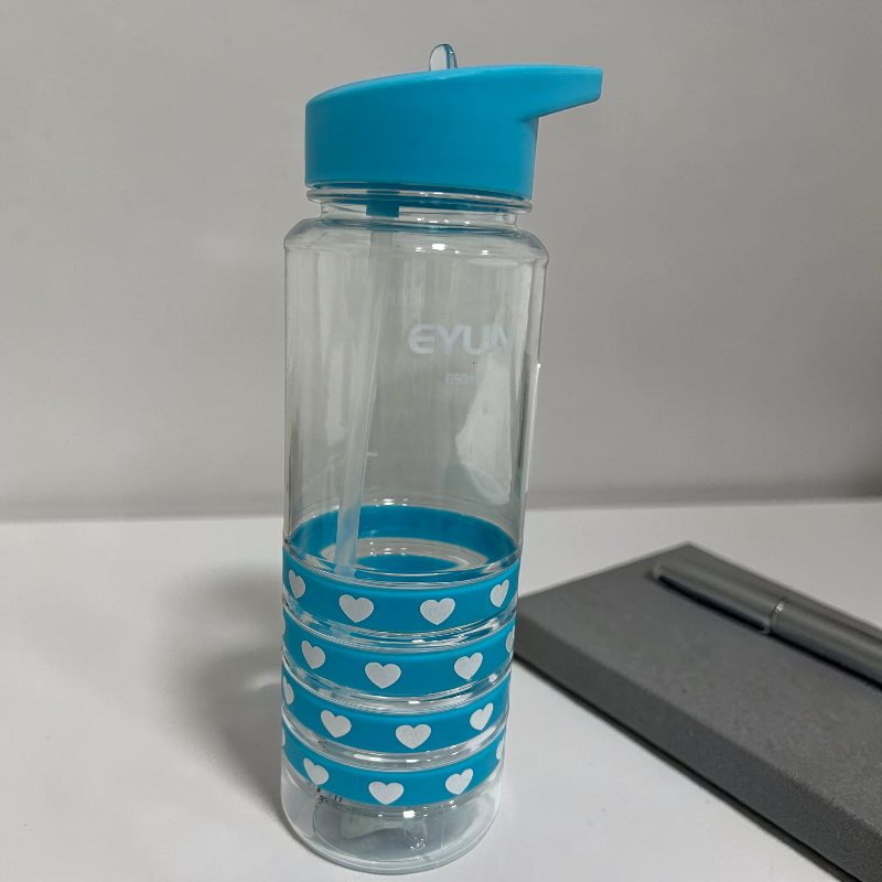 Botella Corazoncitos 650 ml con Pitillo
